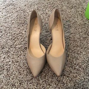 Nude pumps